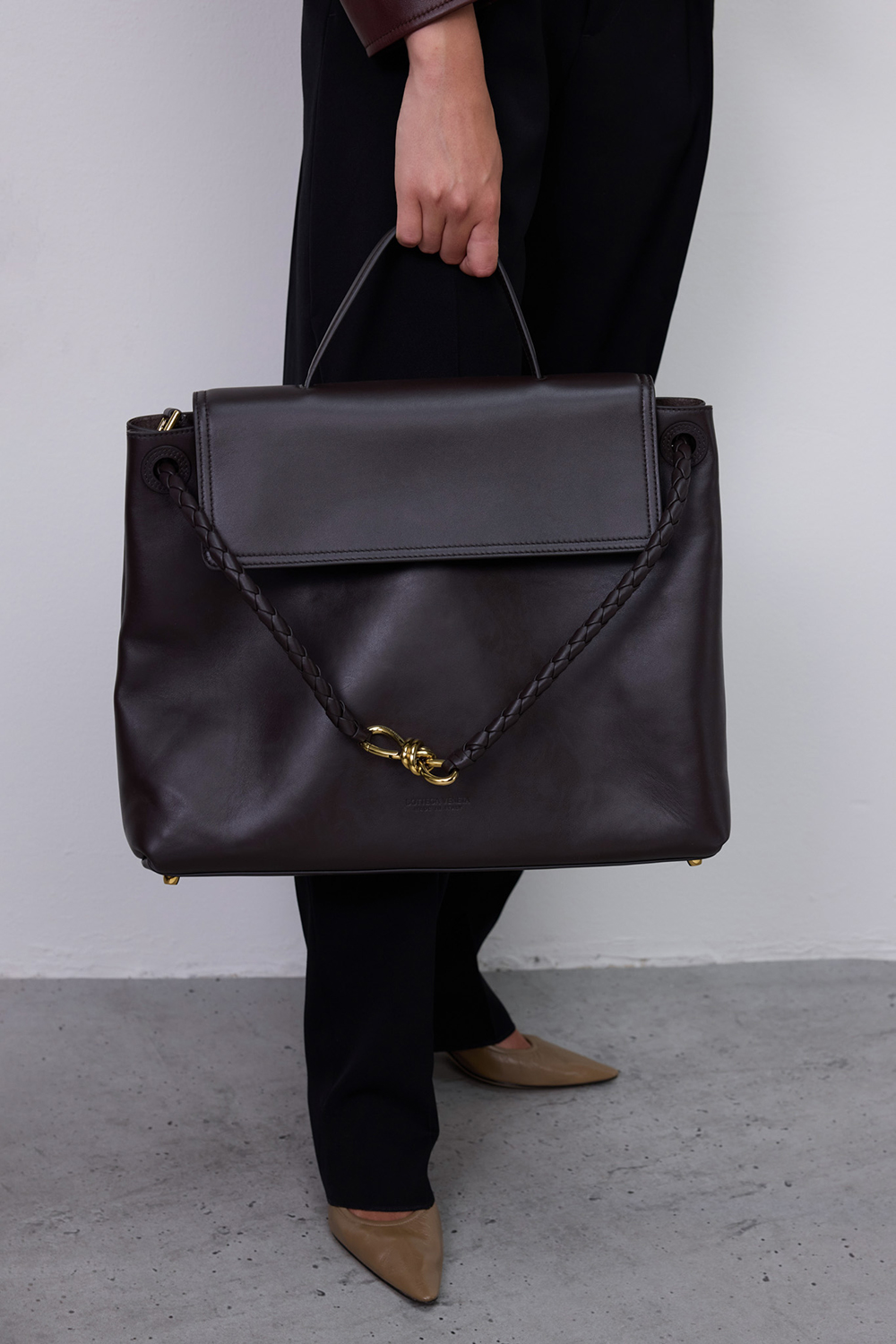 תמונת כל הלוק של תיק נשיאה